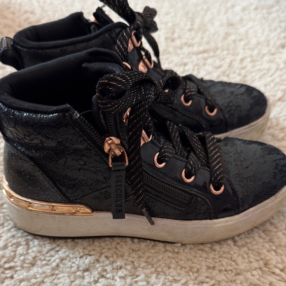 Sketchers Black Kids Shoes with Gold Accents size 13 - Picture 2 of 3